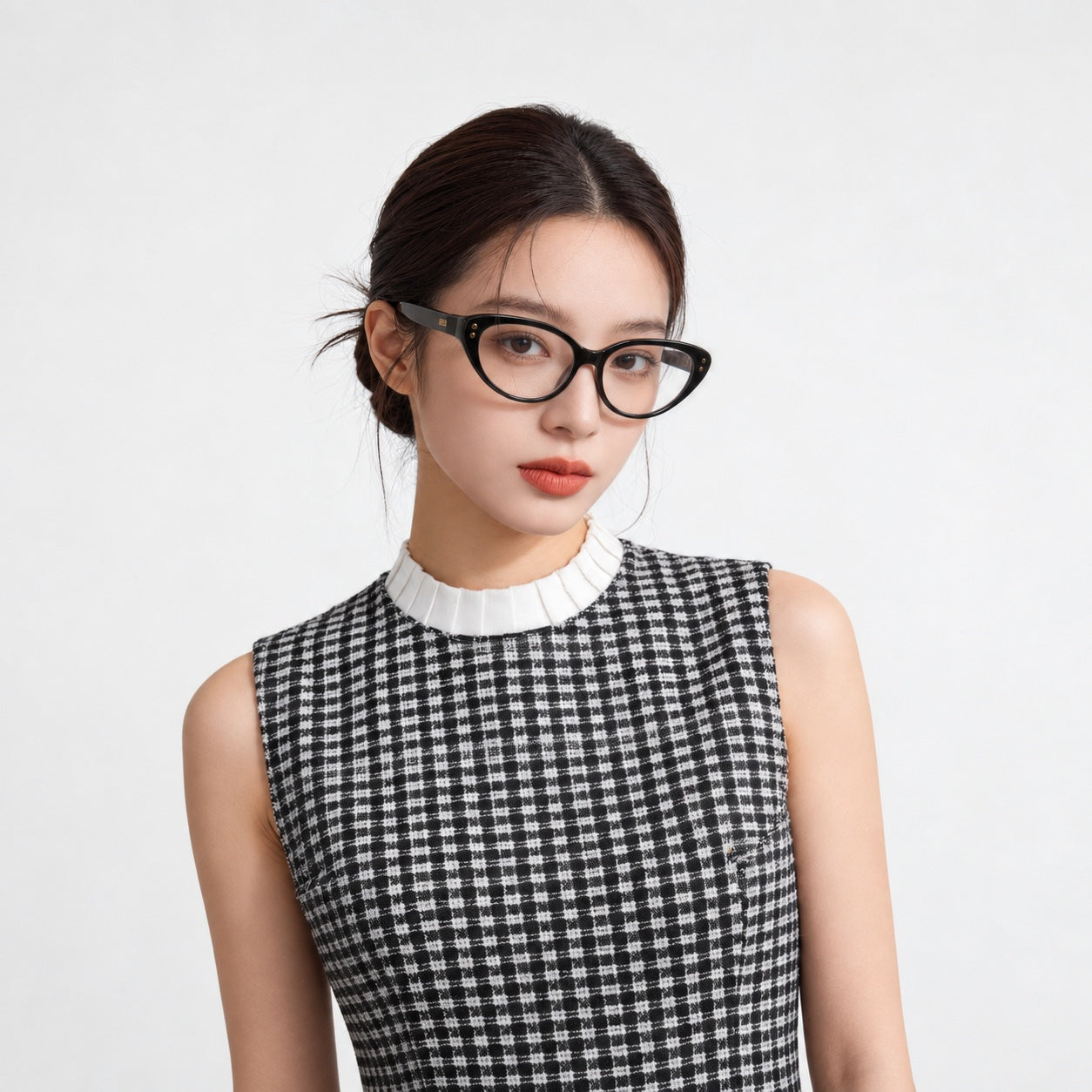 Person wearing the Hearview Lite cat-eye frame